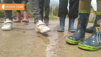 На Старосамбірщині діти посадили картоплю на дорозі аби привернути увагу до бездоріжжя На Старосамбірщині діти посадили картоплю на дорозі аби привернути увагу до бездоріжжя