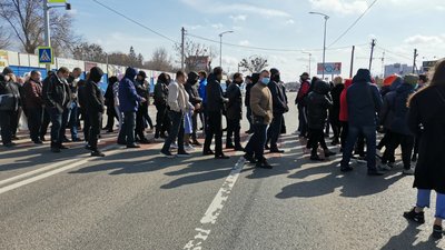 Учасники акції безперервно ходять пішохідним переходом Учасники акції безперервно ходять пішохідним переходом
