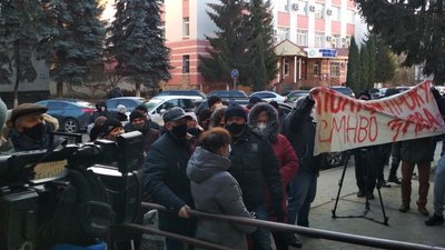 Екс-працівники вимагають зарплати: На Сумщині під судом мітингують фрунзівці Екс-працівники вимагають зарплати: На Сумщині під судом мітингують фрунзівці