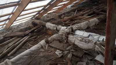 Пошкоджений дах, вибиті вікна та понівечені стіни. Жителі будинку в Миколаєві очікують на ремонт покрівлі Пошкоджений дах, вибиті вікна та понівечені стіни. Жителі будинку в Миколаєві очікують на ремонт покрівлі