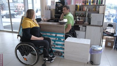 "Ми заряджаємо кожен напій позитивом": як у Вінниці працює інклюзивний кавовий острівець