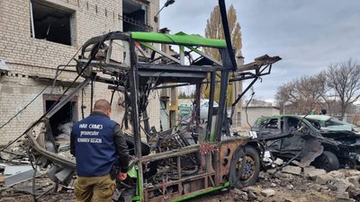 Ракетний удар по Харкову ввечері 2 листопада: окупанти влучили в тролейбус та нежитлову будівлю, поранених немає
