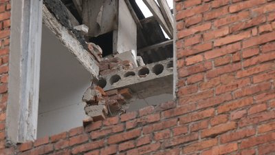 У Надвірній на Франківщині обвалився корпус гімназії. Як реагують педагоги, батьки та влада У Надвірній на Франківщині обвалився корпус гімназії. Як реагують педагоги, батьки та влада