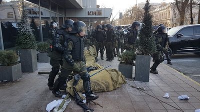 Біля Ради сталися нові сутички Біля Ради сталися нові сутички