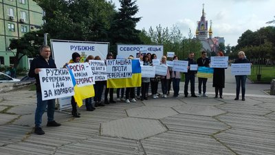 В Дніпрі переселенці з Луганщини вийшли на акцію проти незаконного референдуму В Дніпрі переселенці з Луганщини вийшли на акцію проти незаконного референдуму