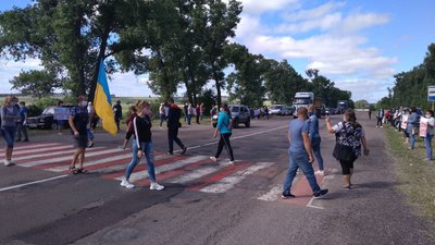 Жителі Пустовійтівки на Сумщині перекрили рух трасою "Суми-Київ" Жителі Пустовійтівки на Сумщині перекрили рух трасою "Суми-Київ"
