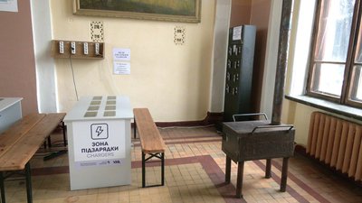 Є і генератор, і дрова: як працює пункт незламності на залізничному вокзалі у Рівному Є і генератор, і дрова: як працює пункт незламності на залізничному вокзалі у Рівному