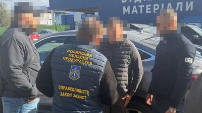 Волинському митнику повідомили про підозру у хабарництві Волинському митнику повідомили про підозру у хабарництві
