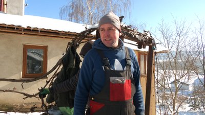 Купують свиней і готують м'ясні страви. Волонтери гуцульського села Пістинь передали на фронт пів тонни ковбас Купують свиней і готують м'ясні страви. Волонтери гуцульського села Пістинь передали на фронт пів тонни ковбас