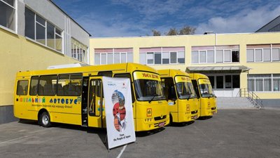 Харкову подарували три шкільні автобуси, які зробили в Черкасах
