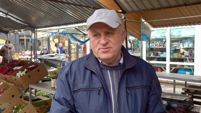 Покупець Богдан Болячко на ринку, Тернопіль, 17 квітня, 2024