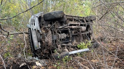 Перекинутий автомобіль Xinkai HXK6490E