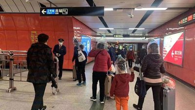 Каністри на головах, запломбовані двері та намети для посилок. Як триває китайський карантин