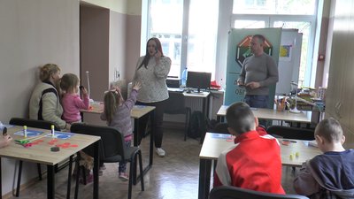 "Червоний мак — пам'ять народу". У Дніпрі для дітей переселенців з Луганщини провели майстер-клас