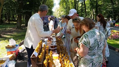 У парку культури та відпочинку імені Михайла Чекмана триває медовий ярмарок