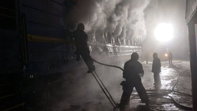 Пожежники гасять загоряння у вагоні Пожежники гасять загоряння у вагоні