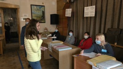 Щоб проголосувати на виборчий дільниці у Кропивницькому доводиться стояти у черзі годину Щоб проголосувати на виборчий дільниці у Кропивницькому доводиться стояти у черзі годину