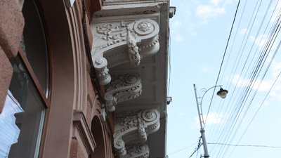 Маскарони, еркери та атланти. Архітектурні деталі Чернівців, котрих ви могли не помічати Маскарони, еркери та атланти. Архітектурні деталі Чернівців, котрих ви могли не помічати