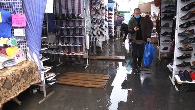 Торгівля під час дощу на ринку зменшується Торгівля під час дощу на ринку зменшується