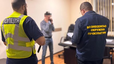 Правоохоронці під час затримання посадовця Південноукраїнської АЕС