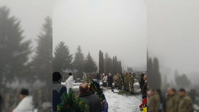 На Чернігівщині поховали трьох бійців, які загинули поблизу Бахмута На Чернігівщині поховали трьох бійців, які загинули поблизу Бахмута