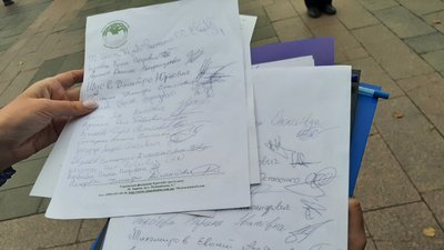 У Харкові онкопацієнти вийшли на акцію протесту через звільнення директора онкоцентру Дениса Скорого У Харкові онкопацієнти вийшли на акцію протесту через звільнення директора онкоцентру Дениса Скорого
