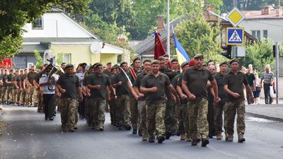 Парад військових: у місті на Волині зустріли бійців 14 ОМБР
