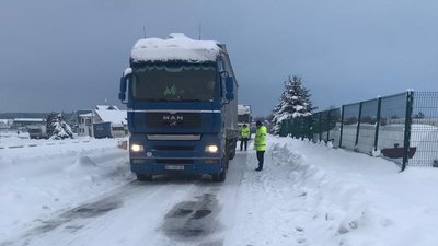 Через негоду на Львівщині ускладнений доїзд до двох пунктів пропуску з Польщею