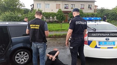 Збували на мільйон у місяць. На Прикарпатті затримали чоловіків, що продавали нарковмісні пігулки
