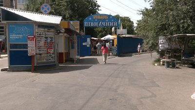 Стихійна торгівля у Рівному: чому люди з вулиці не хочуть йти на ринок Стихійна торгівля у Рівному: чому люди з вулиці не хочуть йти на ринок