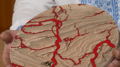 Лікар із Рівного випалює візерунки на дереві струмом у 3000 вольт