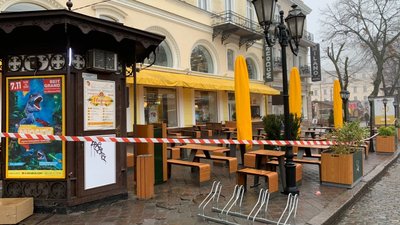 Чоловік погрожував підірвати гранату в Макдональдсі в центрі Одеси. Його затримали Чоловік погрожував підірвати гранату в Макдональдсі в центрі Одеси. Його затримали