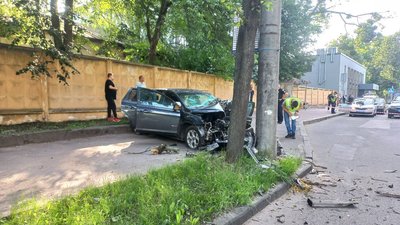 У Рівному авто врізалось у стовп на вулиці Соборній