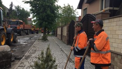 Від станції швидкої у Тернополі вздовж приватного сектору почали ремонтувати дорогу Від станції швидкої у Тернополі вздовж приватного сектору почали ремонтувати дорогу