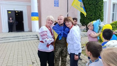 Звільненого з полону військовослужбовця Володимира Кропив’янського зустріли у селі Селище