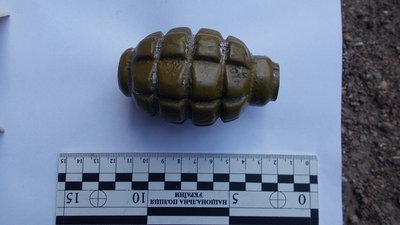 На Сумщині поліція підозрює чоловіка у зберіганні бойової гранати вдома