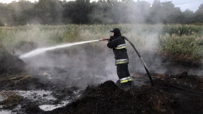 На Київщині рятувальники ліквідовують загоряння торфу у двох районах На Київщині рятувальники ліквідовують загоряння торфу у двох районах