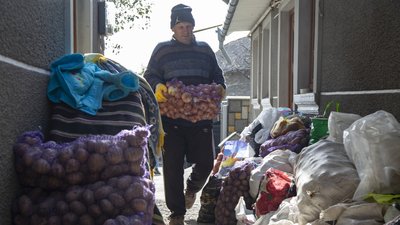 Голубці, запіканки та подарунки від дітей: на Буковині відправили їжу для військових на Сході Голубці, запіканки та подарунки від дітей: на Буковині відправили їжу для військових на Сході