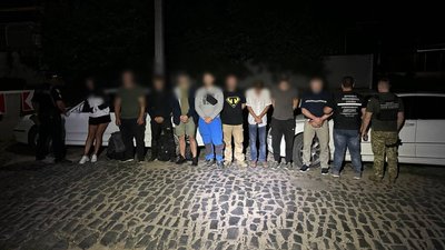 Затриманні на кордоні з Молдовою чоловіки та подружжя перевізників