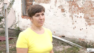 Жителька села Давидки Наталя Вознюк живе в пошкодженому снарядом будинку Жителька села Давидки Наталя Вознюк живе в пошкодженому снарядом будинку