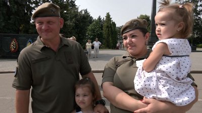 Парад військових: у місті на Волині зустріли військових 14 ОМБР