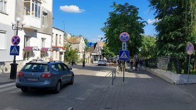 Біля Луцького військового госпіталю встановили нові дорожні знаки
