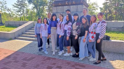 Ланцюг єдності та майстер-класи для дітей. Як у Дніпрі відсвяткували День вишиванки Ланцюг єдності та майстер-класи для дітей. Як у Дніпрі відсвяткували День вишиванки