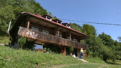 Творять митці України та світу: як працює хата-майстерня у Бабині на Франківщині
