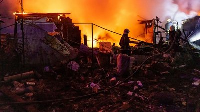 Рятувальники гасять пожежу у Мовчанах на Харківщині Рятувальники гасять пожежу у Мовчанах на Харківщині
