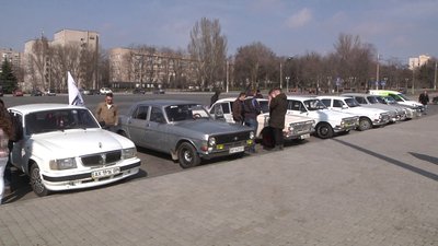 У Запоріжжі автолюбителі привітали жінок з прийдешнім святом У Запоріжжі автолюбителі привітали жінок з прийдешнім святом