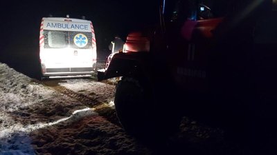 Прикарпатські надзвичайники витягли швидку, яка застрягла, повертаючись з виклику