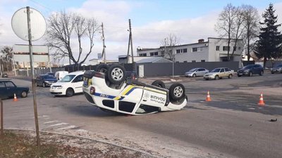 У Полтаві перекинулося патрульне авто: травмувалися двоє людей