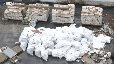 Квартири без вікон: у Черкасах перед багатоповерхівкою зводять 10-метрову стіну Квартири без вікон: у Черкасах перед багатоповерхівкою зводять 10-метрову стіну