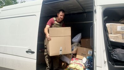 "Музика піднімала настрій мені та людям". Волонтер з Києва грав на саксофоні у Херсоні на даху затопленого будинку "Музика піднімала настрій мені та людям". Волонтер з Києва грав на саксофоні у Херсоні на даху затопленого будинку